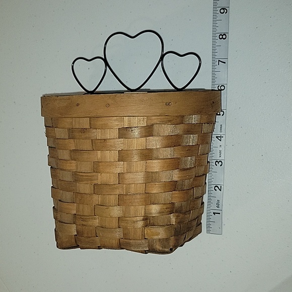 ● Vintage Wicker Basket with Hearts - Picture 8 of 8